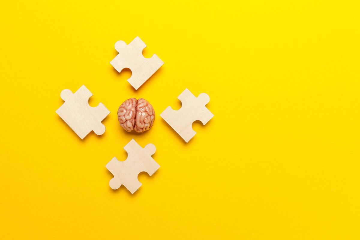 Critical thinking exercises: brain and four puzzle pieces