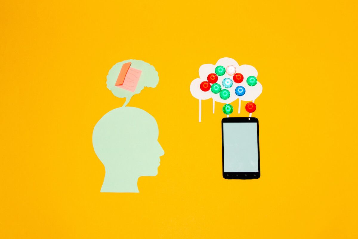 Personal knowledge management system: model of a person's head and a phone