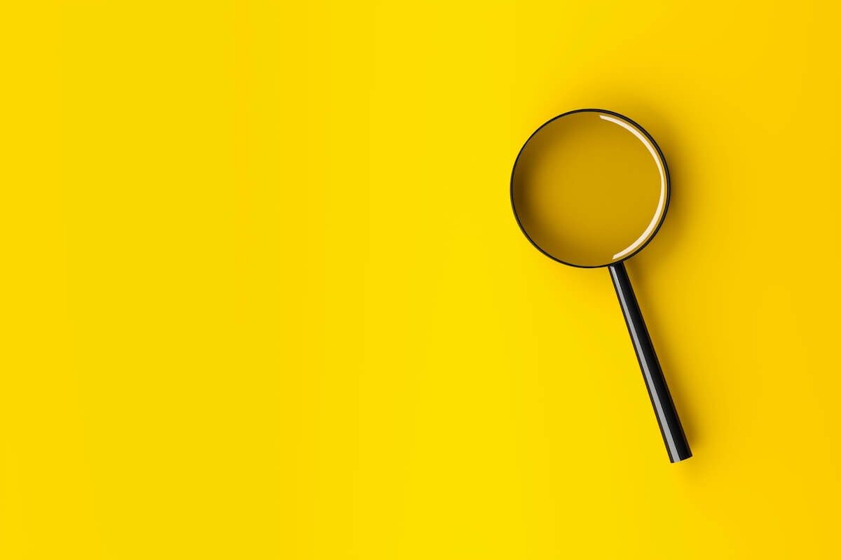 How to find a reliable source: magnifying glass on a yellow background