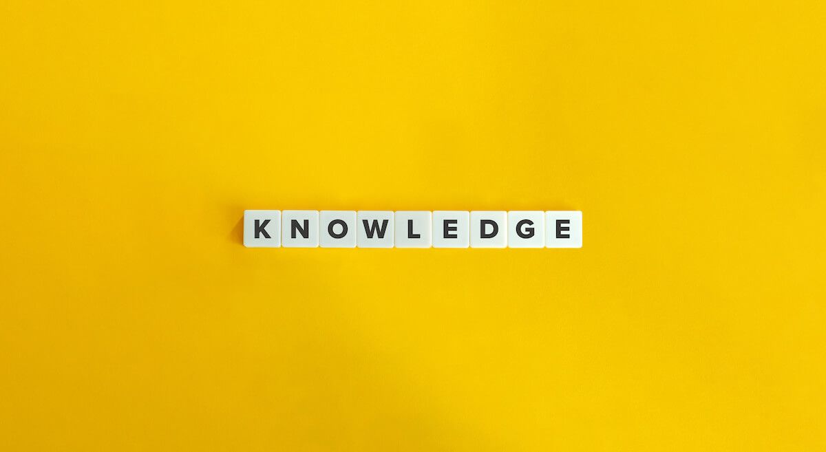 What is knowledge management: KNOWLEDGE spelled using letter tiles