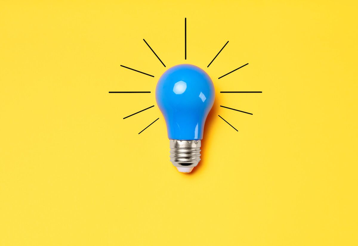Cognitive learning theory: blue light bulb on a yellow background